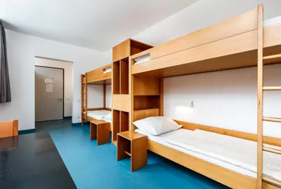 Ein Bett oder Betten in einem Zimmer der Unterkunft Jugendherberge Possenhofen