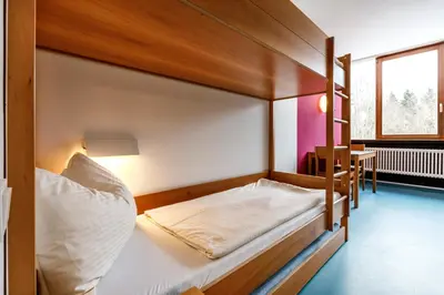 Ein Bett oder Betten in einem Zimmer der Unterkunft Jugendherberge Possenhofen