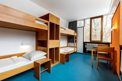 Ein Bett oder Betten in einem Zimmer der Unterkunft Jugendherberge Possenhofen