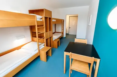 Ein Bett oder Betten in einem Zimmer der Unterkunft Jugendherberge Possenhofen