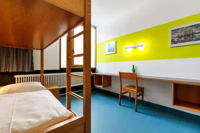 Ein Bett oder Betten in einem Zimmer der Unterkunft Jugendherberge Possenhofen