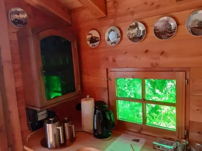 Küche/Küchenzeile in der Unterkunft Baumhaus Wolfshöhle