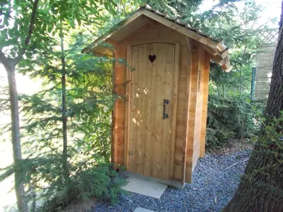 Ein Garten an der Unterkunft Baumhaus Wolfshöhle