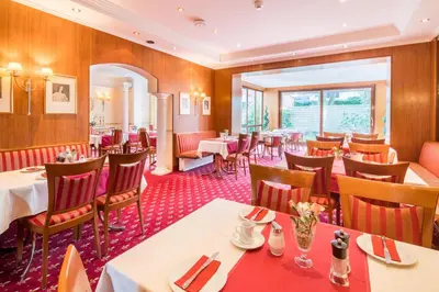 Ein Restaurant oder anderes Speiselokal in der Unterkunft Hotel Asemann Planegg