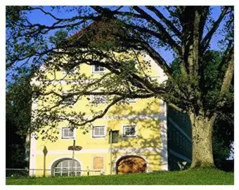 Ein Garten an der Unterkunft Haus Rufinus am Kloster Seeon