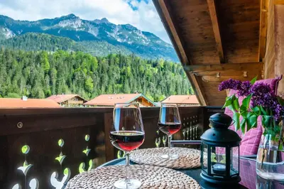 Ein allgemeiner Bergblick oder ein Berglick von der Ferienwohnung aus