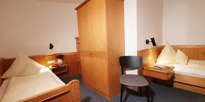 Ein Bett oder Betten in einem Zimmer der Unterkunft Ferienwohnungen KUR-ECK