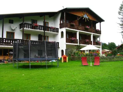 Ein Garten an der Unterkunft Gästehaus Brandnerhof