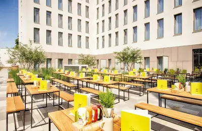 Ein Sitzbereich in der Unterkunft NYX Hotel Munich by Leonardo Hotels