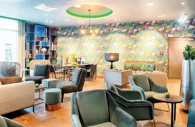 Ein Sitzbereich in der Unterkunft NYX Hotel Munich by Leonardo Hotels
