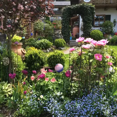 Ein Garten an der Unterkunft Ferienwohnung Mitteldorf