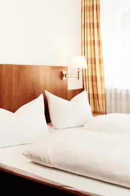 Ein Bett oder Betten in einem Zimmer der Unterkunft Hotel Burgmeier