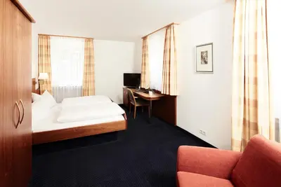 Ein Bett oder Betten in einem Zimmer der Unterkunft Hotel Burgmeier