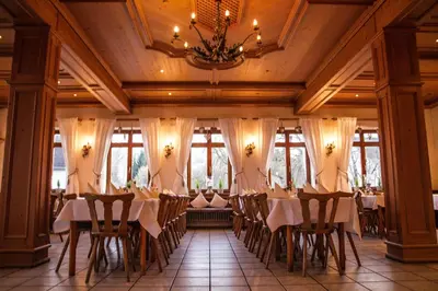 Ein Restaurant oder anderes Speiselokal in der Unterkunft Gasthaus-Hotel Faltermaier