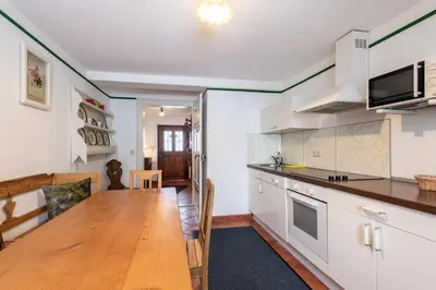 Küche/Küchenzeile in der Unterkunft Wald Apartments bei Schlossgaststätte Hohenberg - Seeshaupt, südlicher Stanberger See, kostenfrei Parken, Ladestation für Auto und Fahrad, WLAN, Natur pur
