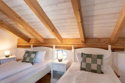 Ein Bett oder Betten in einem Zimmer der Unterkunft Wald Apartments bei Schlossgaststätte Hohenberg - Seeshaupt, südlicher Stanberger See, kostenfrei Parken, Ladestation für Auto und Fahrad, WLAN, Natur pur