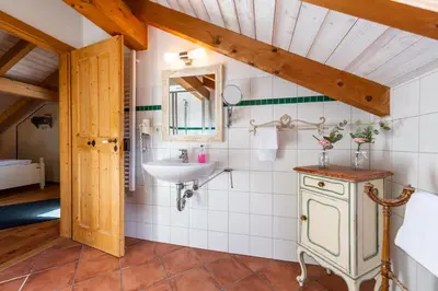 Ein Bett oder Betten in einem Zimmer der Unterkunft Wald Apartments bei Schlossgaststätte Hohenberg - Seeshaupt, südlicher Stanberger See, kostenfrei Parken, Ladestation für Auto und Fahrad, WLAN, Natur pur
