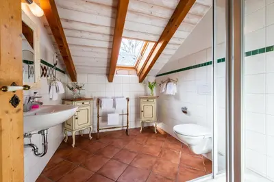 Ein Badezimmer in der Unterkunft Wald Apartments bei Schlossgaststätte Hohenberg - Seeshaupt, südlicher Stanberger See, kostenfrei Parken, Ladestation für Auto und Fahrad, WLAN, Natur pur