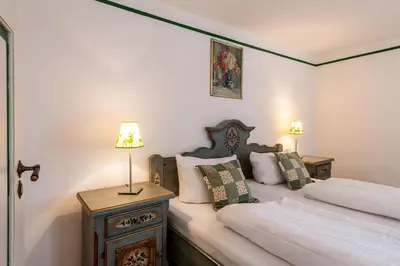 Ein Bett oder Betten in einem Zimmer der Unterkunft Wald Apartments bei Schlossgaststätte Hohenberg - Seeshaupt, südlicher Stanberger See, kostenfrei Parken, Ladestation für Auto und Fahrad, WLAN, Natur pur