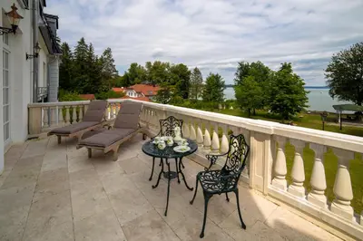 Ein Balkon oder eine Terrasse in der Unterkunft The Starnbergsee Hideaway