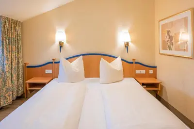 Ein Bett oder Betten in einem Zimmer der Unterkunft Hotel Neuwirt