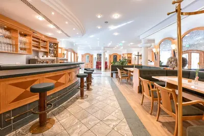 Ein Restaurant oder anderes Speiselokal in der Unterkunft Hotel Neuwirt