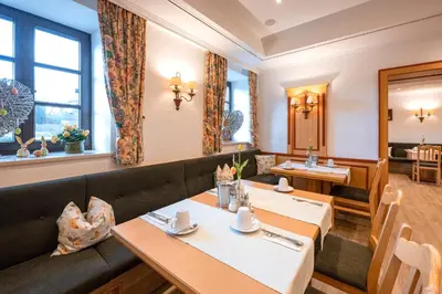 Ein Sitzbereich in der Unterkunft Hotel Neuwirt