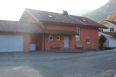 Das Gebäude in dem sich die Ferienwohnung befindet