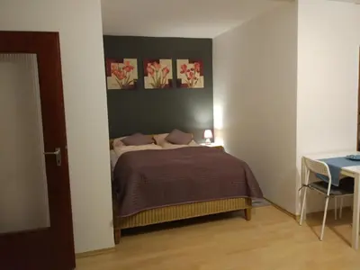 Ein Bett oder Betten in einem Zimmer der Unterkunft HAUSBURG studio. City view