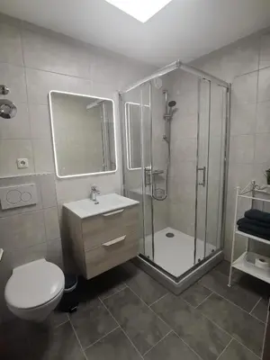 Ein Badezimmer in der Unterkunft HAUSBURG studio. City view