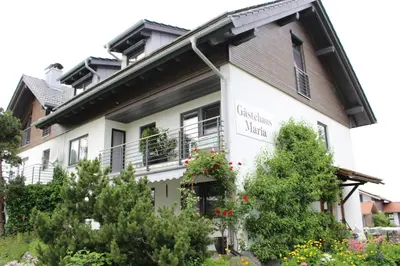 Das Gebäude in dem sich die Pension befindet