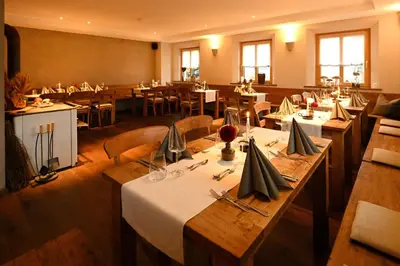 Ein Restaurant oder anderes Speiselokal in der Unterkunft Bernhardhof Andechs