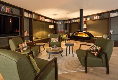Ein Sitzbereich in der Unterkunft Das ACKER Hotel