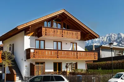 Ein allgemeiner Bergblick oder ein Berglick von der Ferienwohnung aus