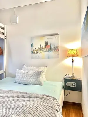Ein Bett oder Betten in einem Zimmer der Unterkunft MAKE FEWO Kellermann Barrierefreie Ferienwohnung Garten Kamin 30 min München