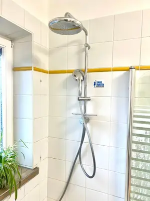 Ein Badezimmer in der Unterkunft MAKE FEWO Kellermann Barrierefreie Ferienwohnung Garten Kamin 30 min München