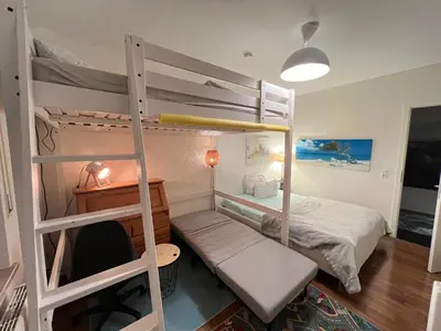 Ein Bett oder Betten in einem Zimmer der Unterkunft MAKE FEWO Kellermann Barrierefreie Ferienwohnung Garten Kamin 30 min München