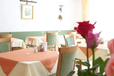 Ein Restaurant oder anderes Speiselokal in der Unterkunft Gästehaus am Rastberg