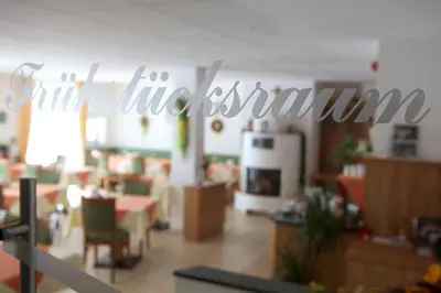 Ein Restaurant oder anderes Speiselokal in der Unterkunft Gästehaus am Rastberg