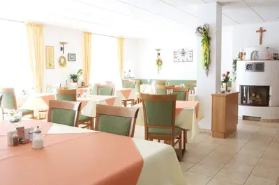 Ein Restaurant oder anderes Speiselokal in der Unterkunft Gästehaus am Rastberg