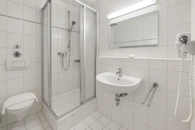 Ein Badezimmer in der Unterkunft A8 Hotel im Darchinger Hof Bed & Breakfast - Zwischen Holzkirchen und Weyarn - Zwischen München Salzburg und Innsbruck - Kurz vor dem Irschenberg