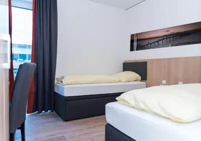 Ein Bett oder Betten in einem Zimmer der Unterkunft Hotel Staffelseestraße