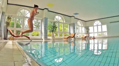 Der Swimmingpool an oder in der Nähe von Hotel Sonnengarten