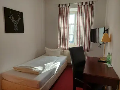 Ein Bett oder Betten in einem Zimmer der Unterkunft Der Heurige im Gasthaus zum Löwen