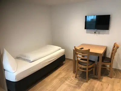 Ein Bett oder Betten in einem Zimmer der Unterkunft ZimmERding managed by Hotel Apfelbaum