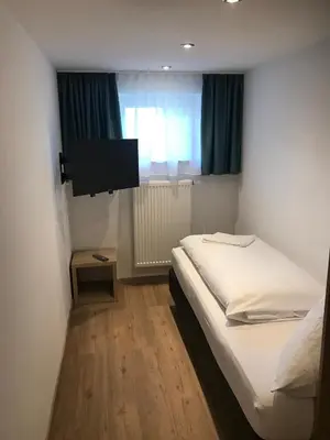 Ein Bett oder Betten in einem Zimmer der Unterkunft ZimmERding managed by Hotel Apfelbaum