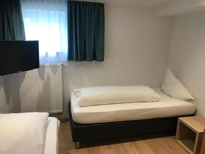 Ein Bett oder Betten in einem Zimmer der Unterkunft ZimmERding managed by Hotel Apfelbaum