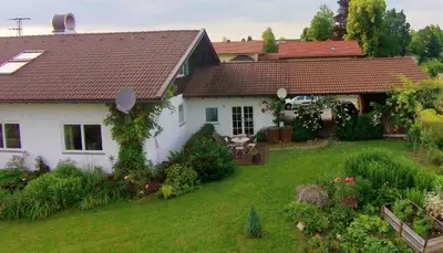 Ein Garten an der Unterkunft Studio Murnauer Moos