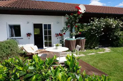 Ein Garten an der Unterkunft Studio Murnauer Moos