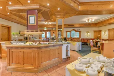 Ein Restaurant oder anderes Speiselokal in der Unterkunft Posthotel Hofherr
